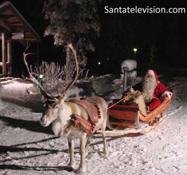 santa-claus-distributing-gifts-with-reindeer-christmas-night-642x600